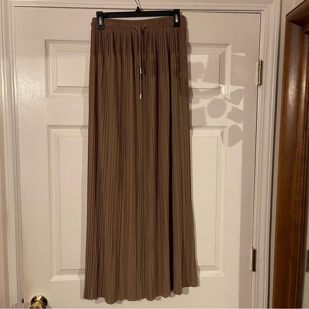 pleated skirt